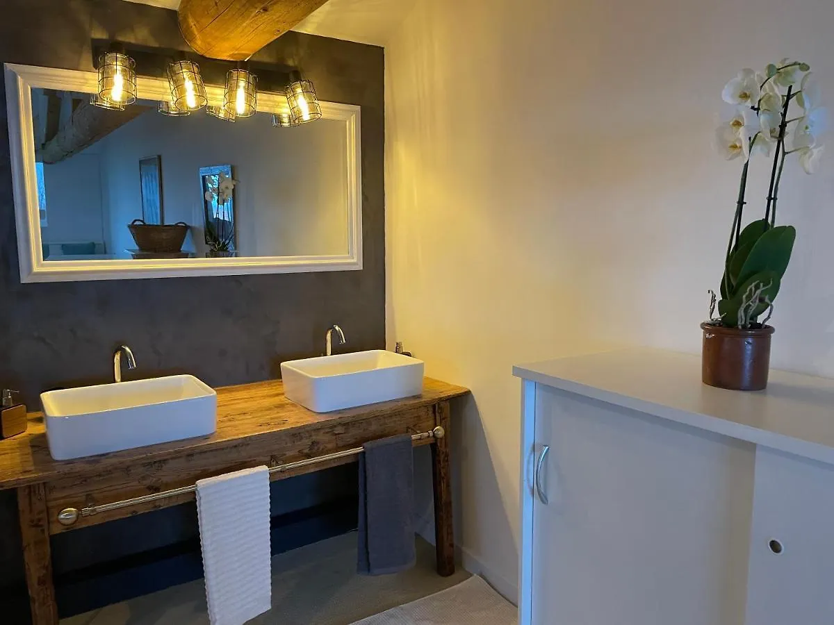 Maison d'hôtes La Grange Aux Hirondelles - Appartement Complet Et Independant Commelle-Vernay